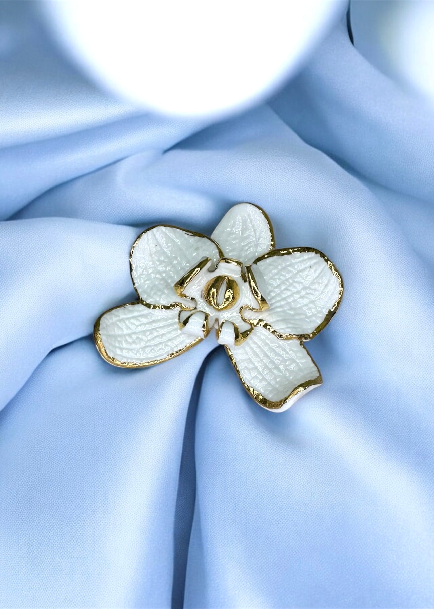 Porcelianinė sagė “Baltoji orchidėja”