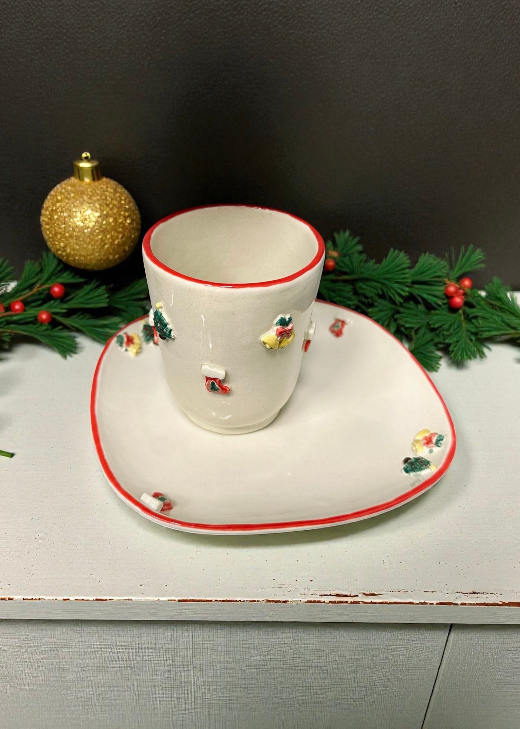 Keramikinis rankų darbo kalėdinis puodelis