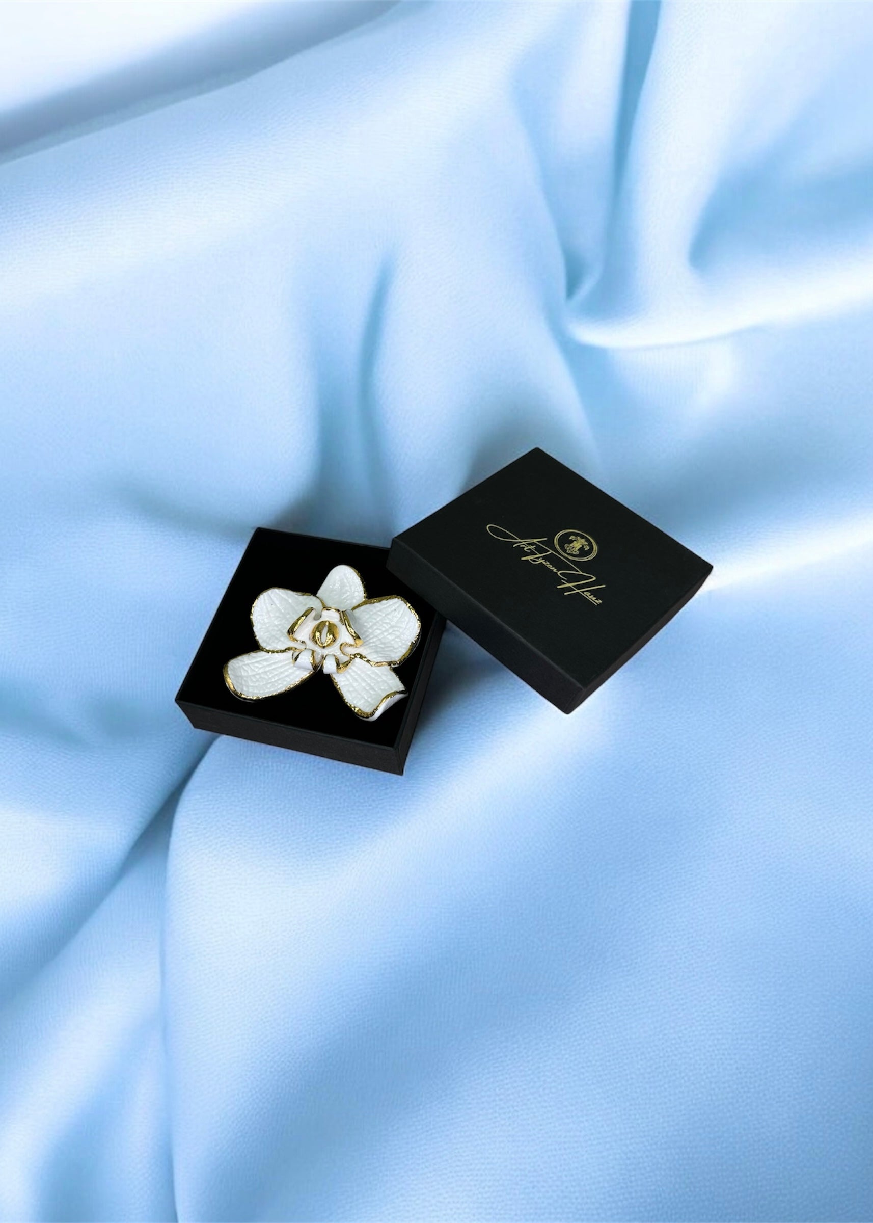 Porcelianinė sagė “Baltoji orchidėja”