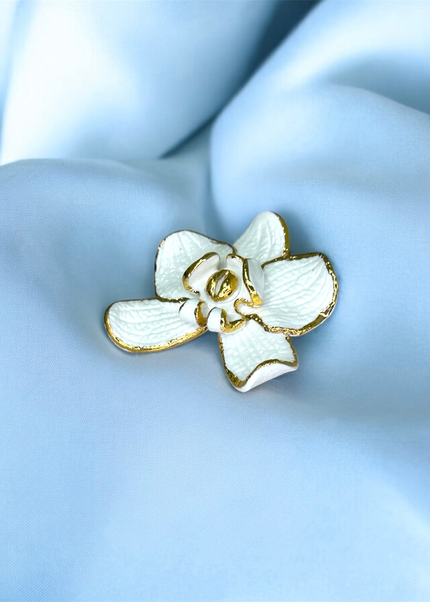 Porcelianinė sagė “Baltoji orchidėja”