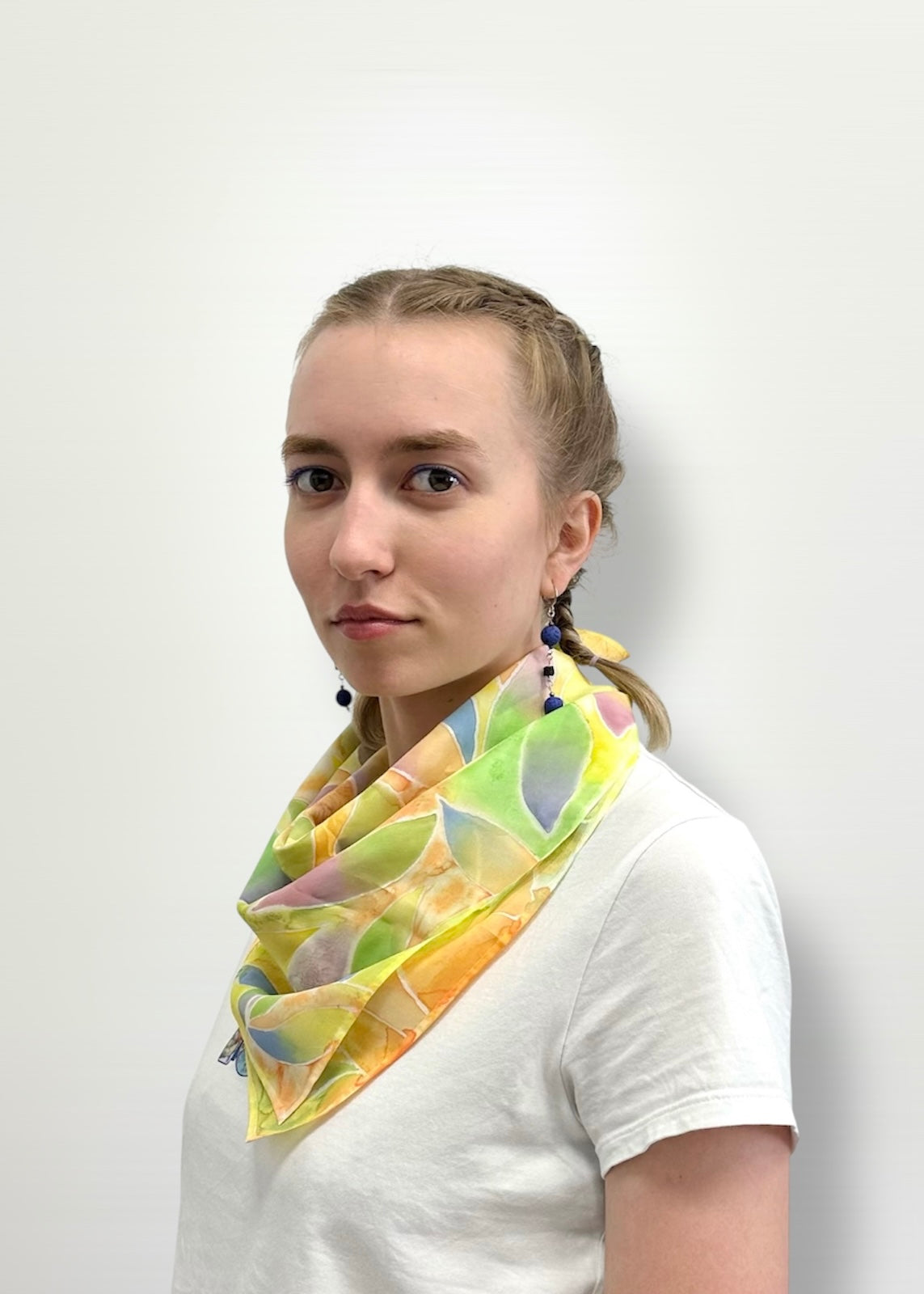 Rankų darbo šilkinė skarelė „Šviesos šokis"