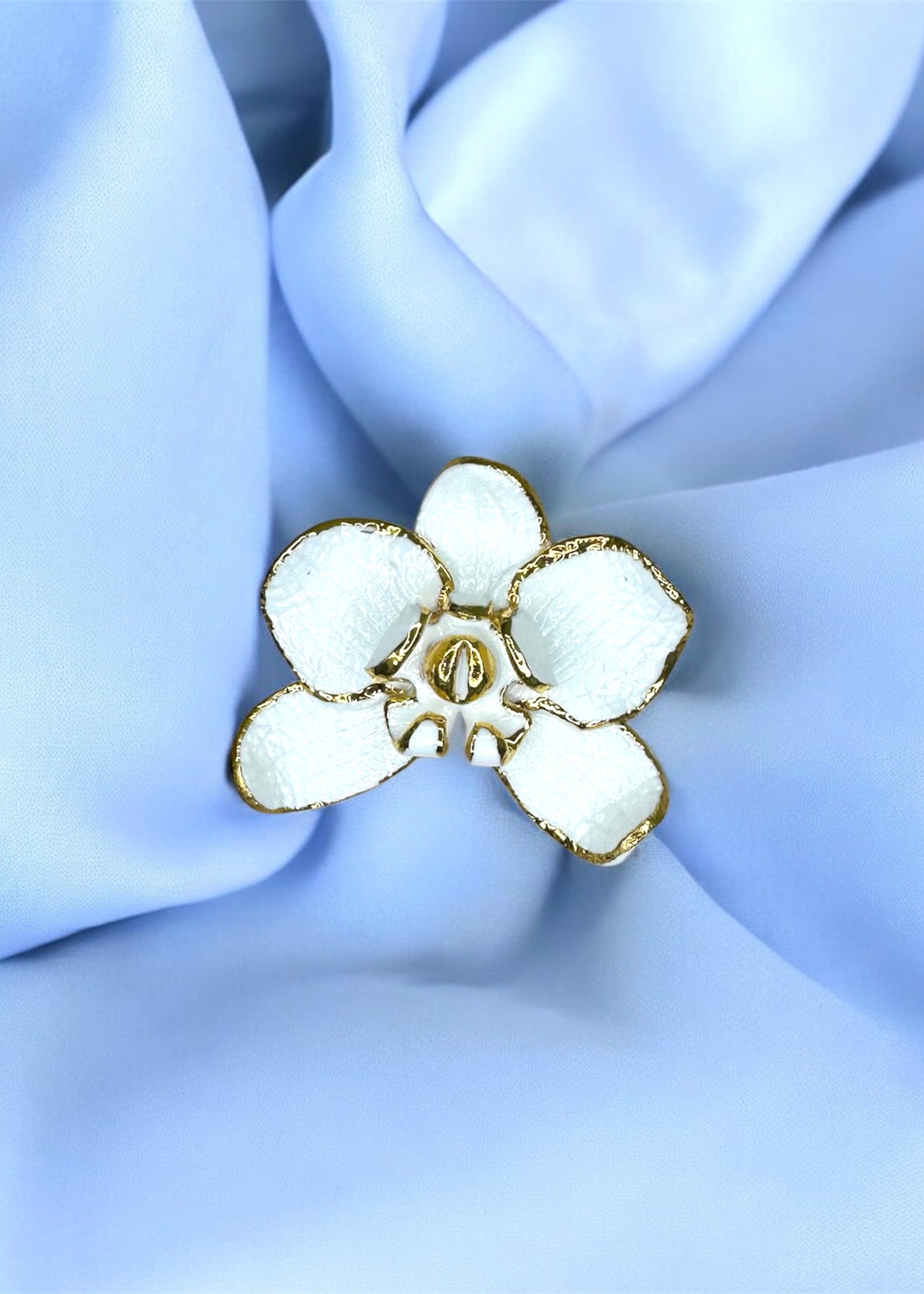 Porcelianinė sagė “Baltoji orchidėja”